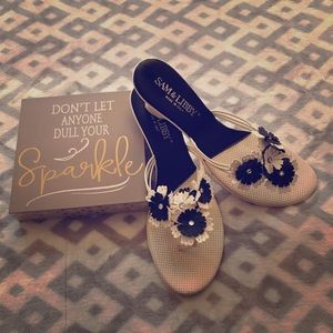 Sam & Libbey black & white flower thong sandals!